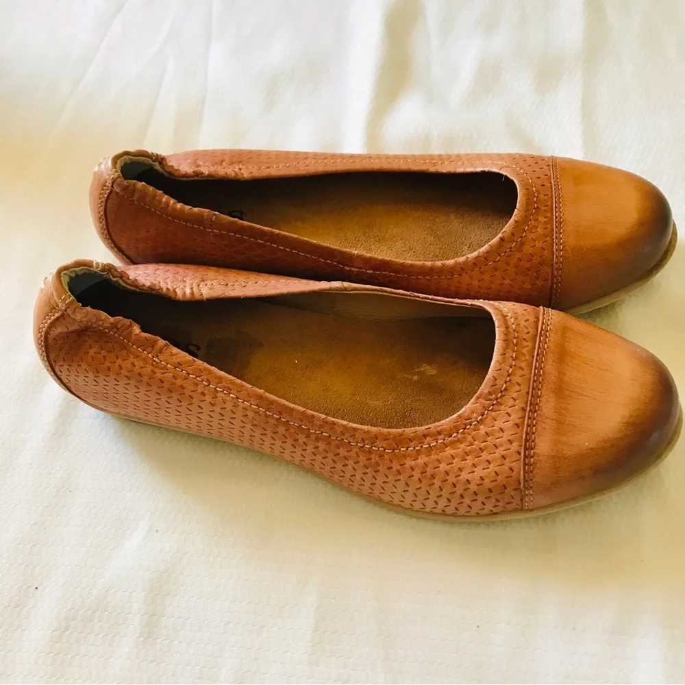 Taos Footwear Women's Tan Leather Perforated Ballet Flats
